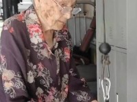 90岁老奶奶性色业佘播放 业余俄公