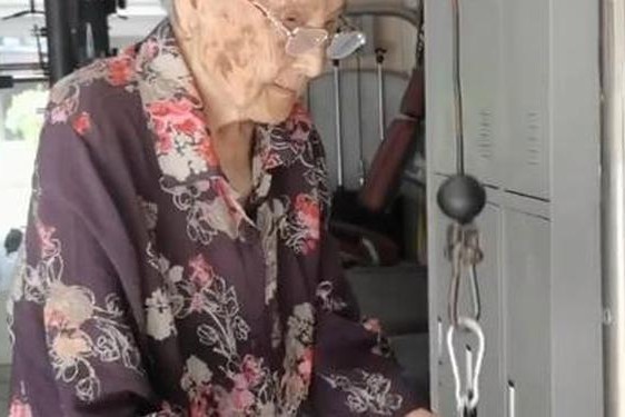 90岁老奶奶性色业佘播放 业余俄公