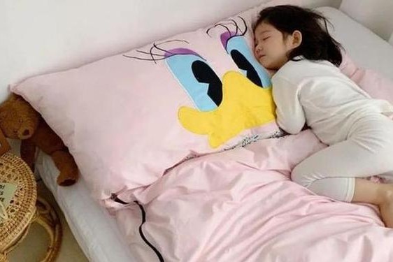 床上不盖被子—被子铺床上还能盖吗