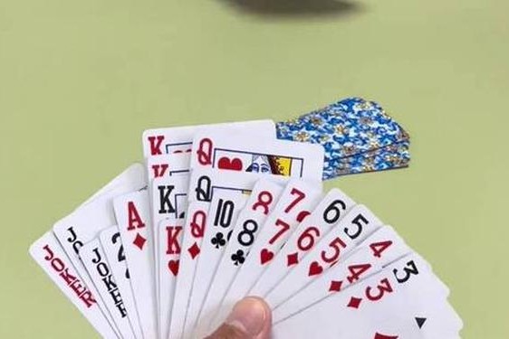打扑克游戏视频4人(四个人扑克牌游戏)
