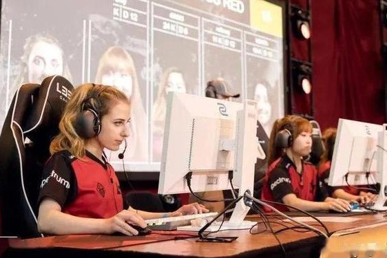 暴躁老外玩minecraft中国-十九岁暴躁少女CSGO