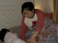 孩子还没睡老公侧面做妈妈帮—妈半夜装睡配合孩子