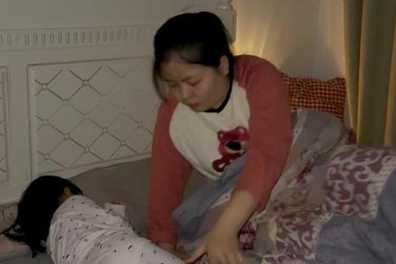 孩子还没睡老公侧面做妈妈帮—妈半夜装睡配合孩子