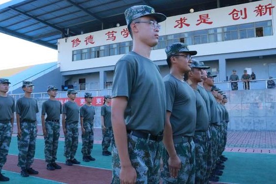 教官你好大轻点视频,大一军训教官是学长