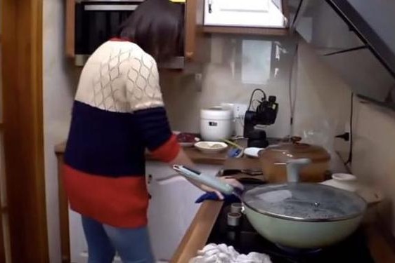 办公室里双飞燕最经典的三个角色 中午妈妈在厨房做饭是什么意思
