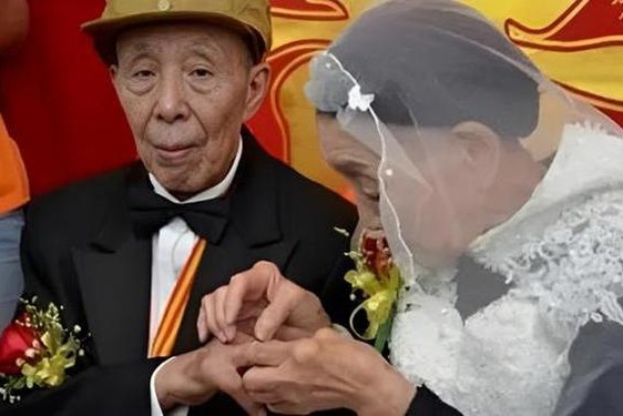 82岁老人找20多岁小伙子,老妇女找小伙子合适吗