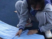 打扑克全过程不盖被子视频教程;叠被子视频技巧视频