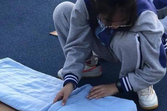 打扑克全过程不盖被子视频教程;叠被子视频技巧视频