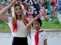 14岁女孩迈开腿打扑克、14岁女孩迈开腿打扑克正常吗