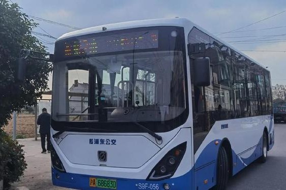 啊公交车坐最后一排被C,上海S1C公交车